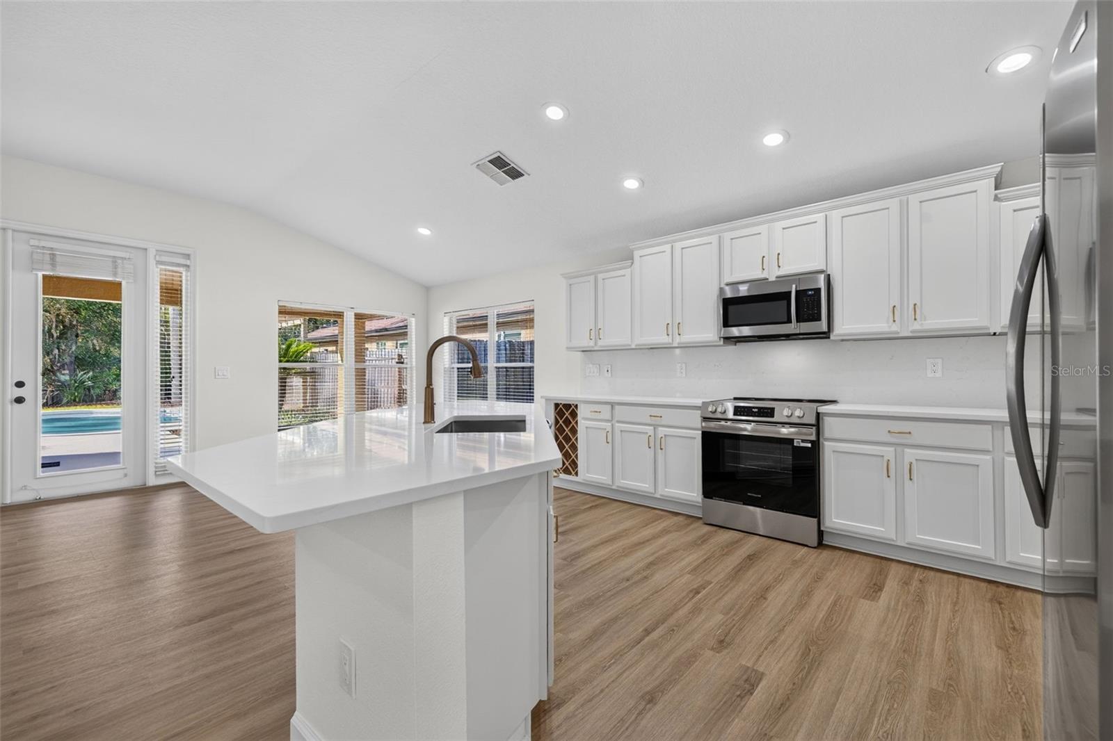 4602 DUNNIE DR — photo 9