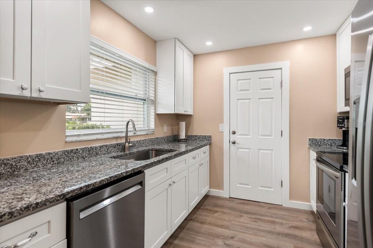 3452 BAY ST — photo 12