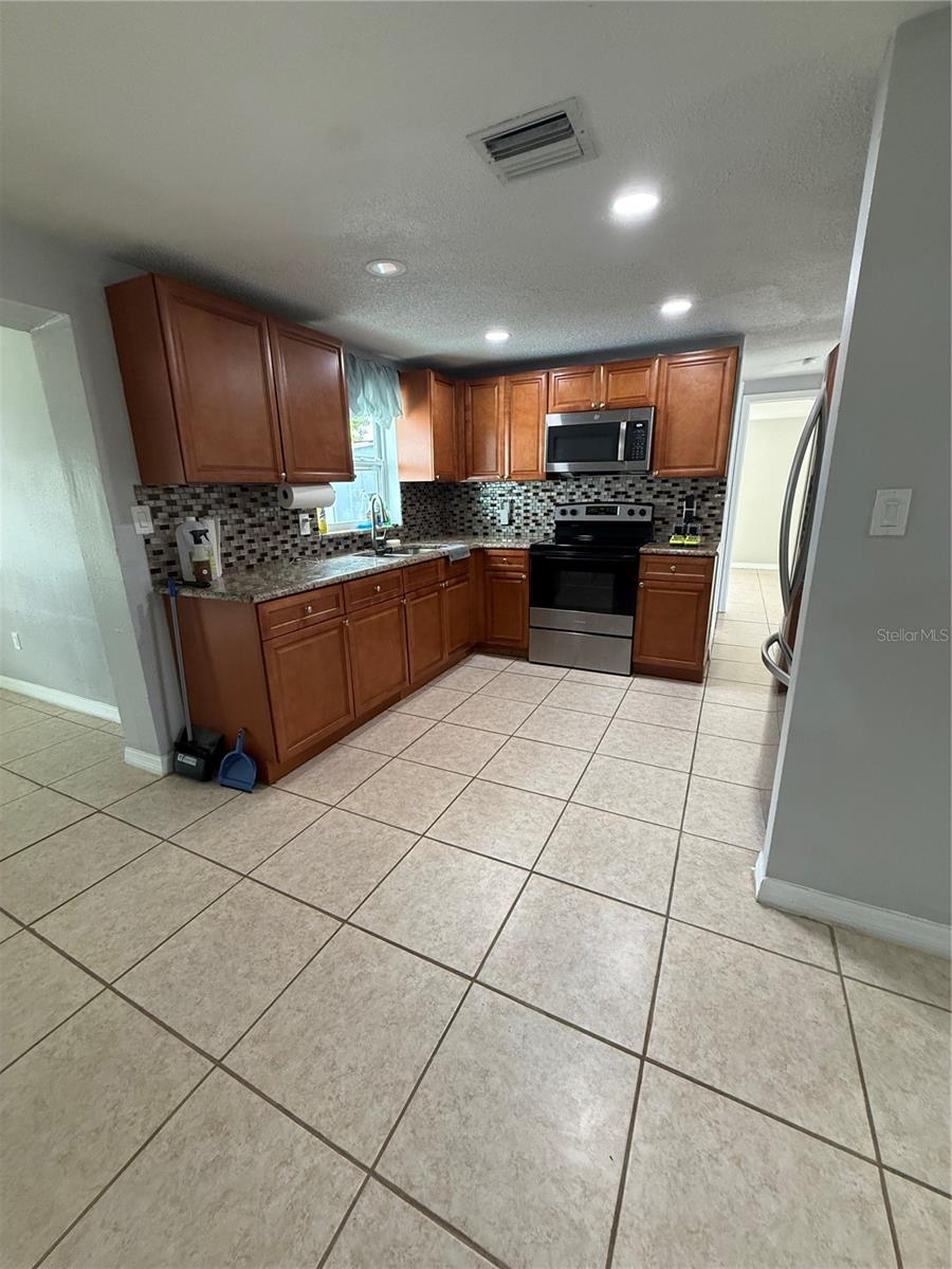 7325 IVANHOE DR — photo 3