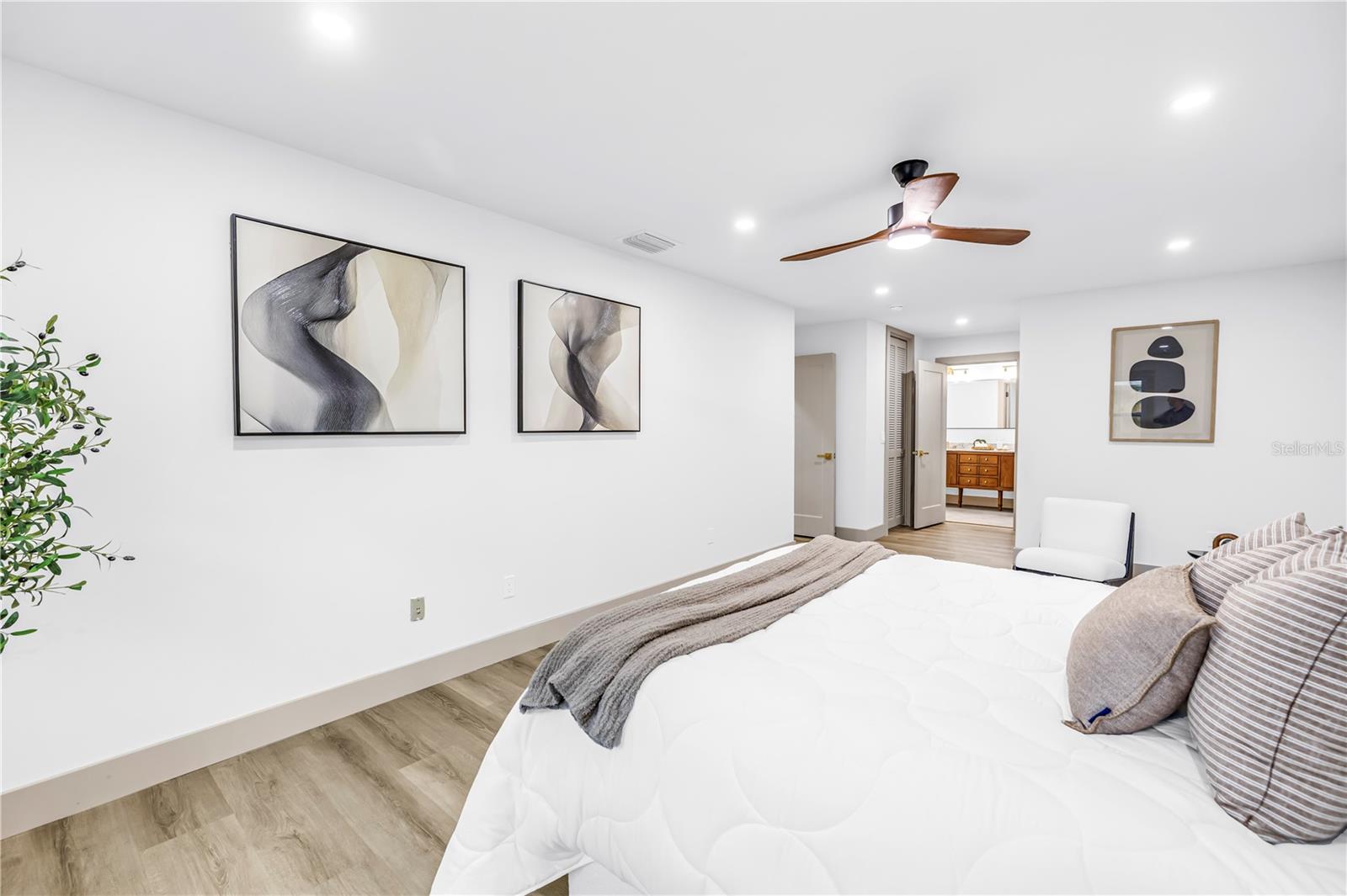 1116 N RIVERHILLS DR — photo 29