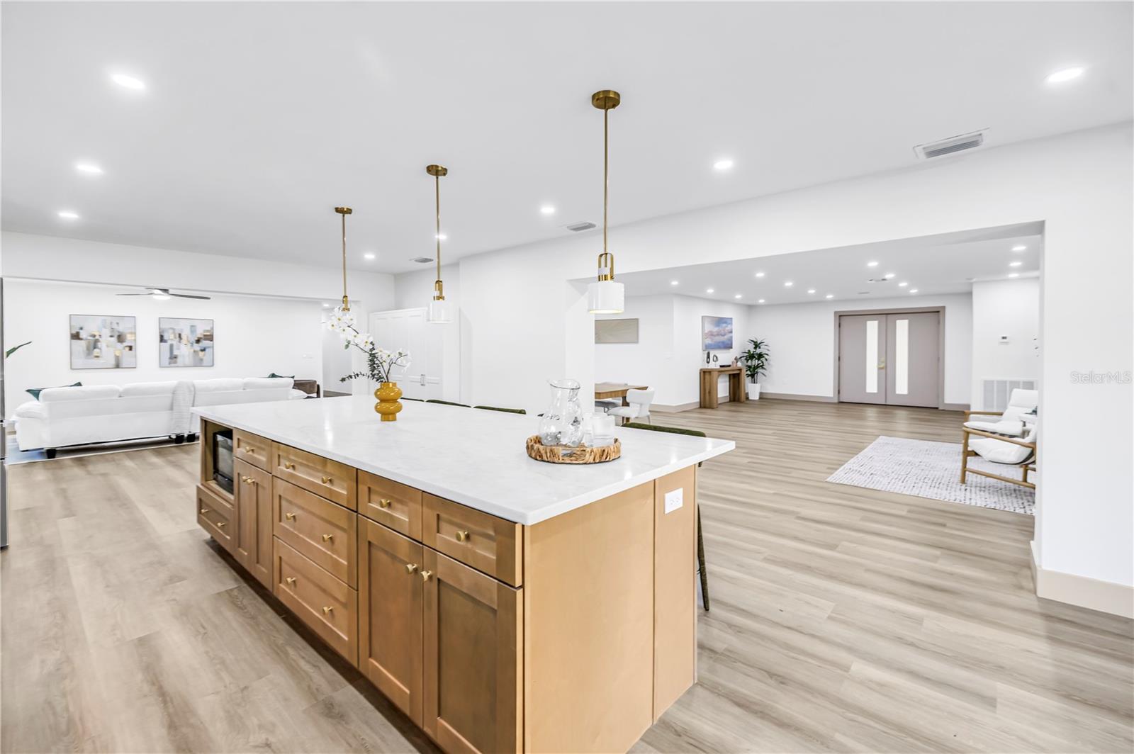 1116 N RIVERHILLS DR — photo 5