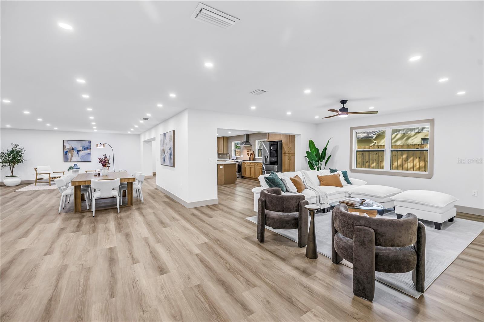 1116 N RIVERHILLS DR — photo 14