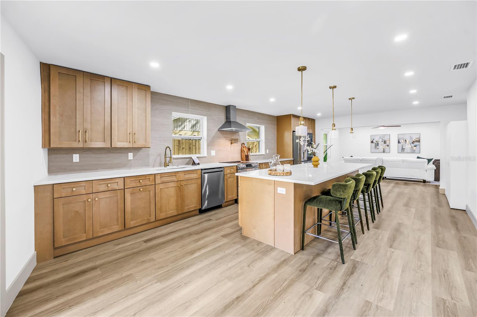 1116 N RIVERHILLS DR — photo 9