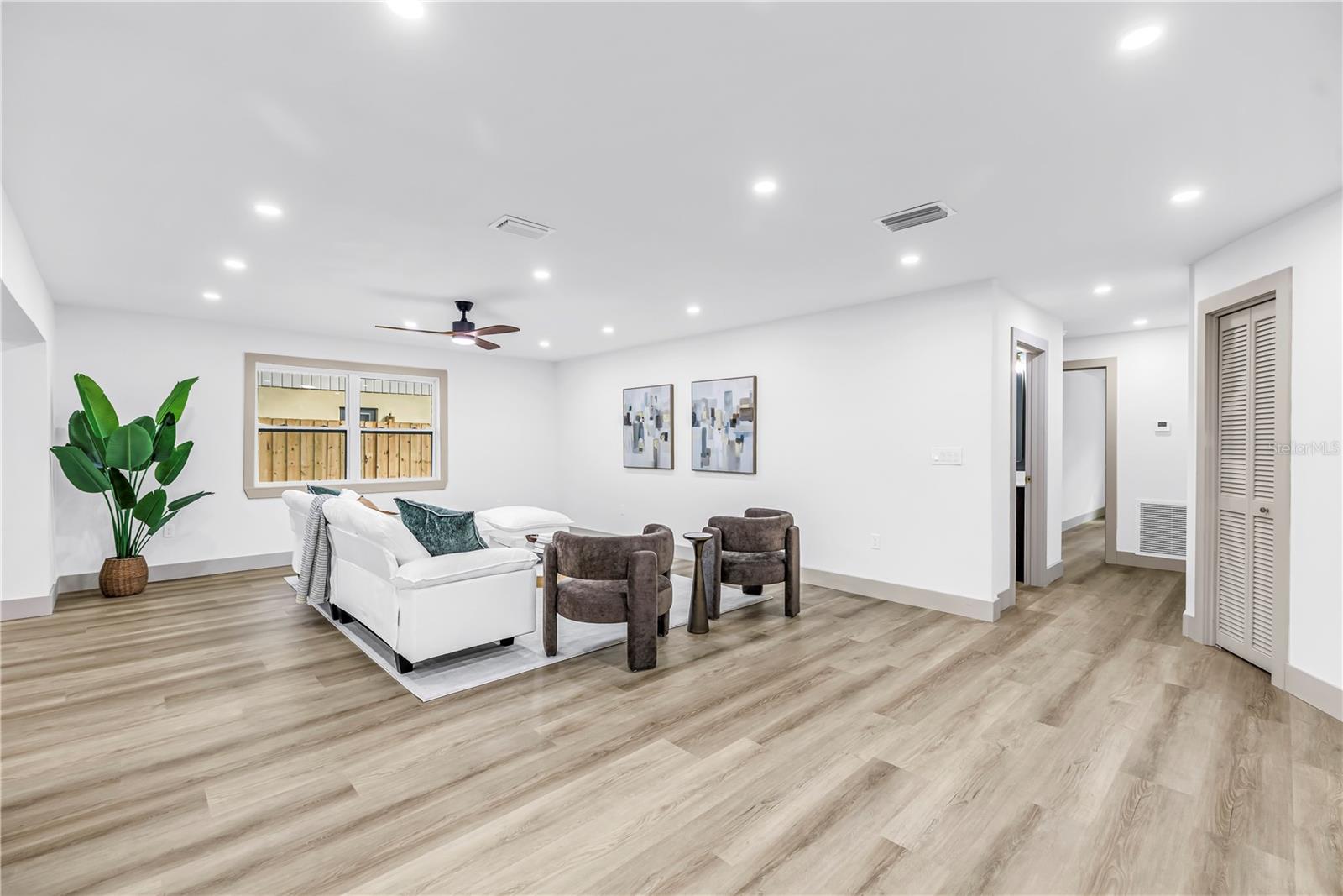 1116 N RIVERHILLS DR — photo 17