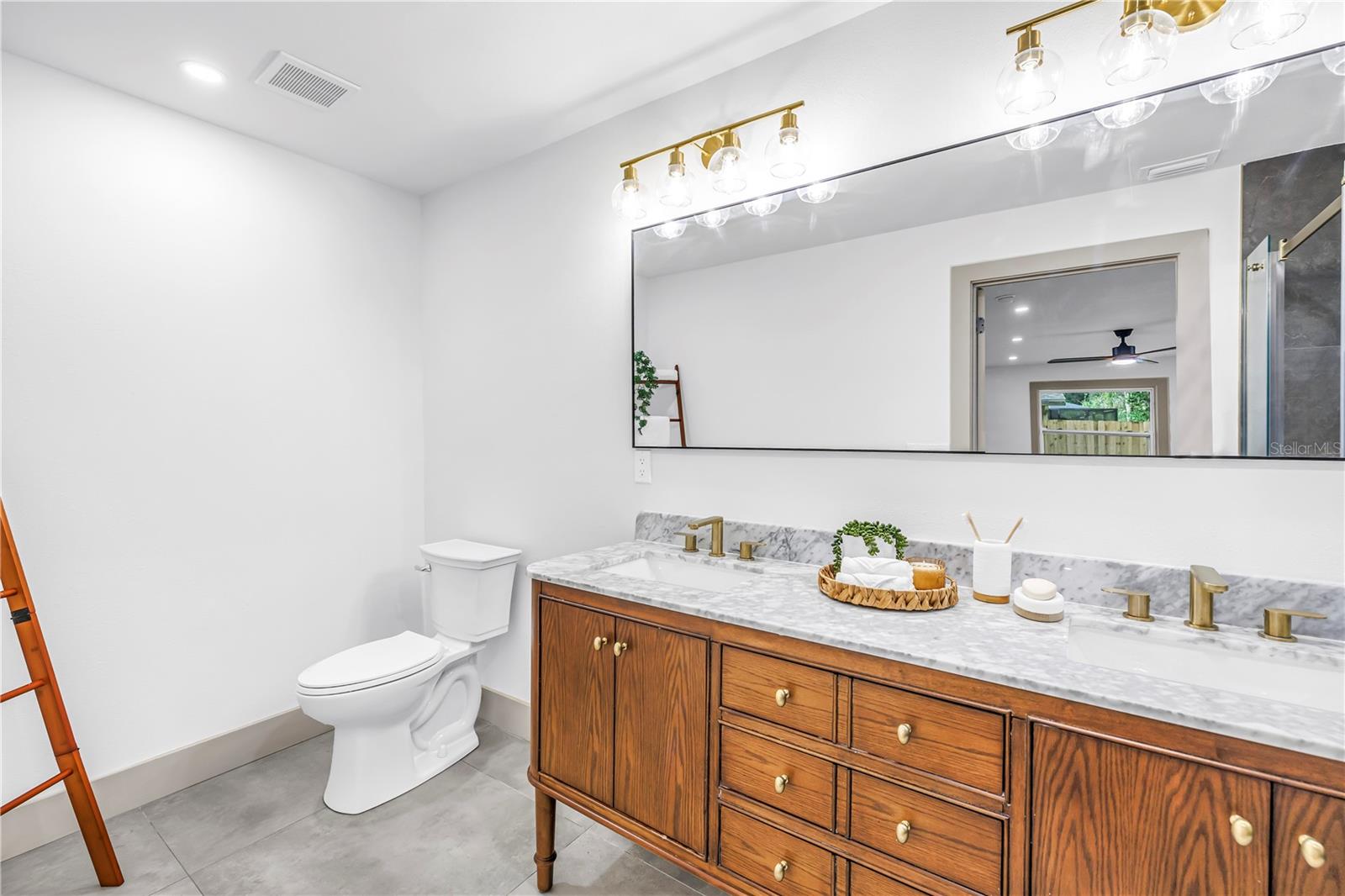 1116 N RIVERHILLS DR — photo 32