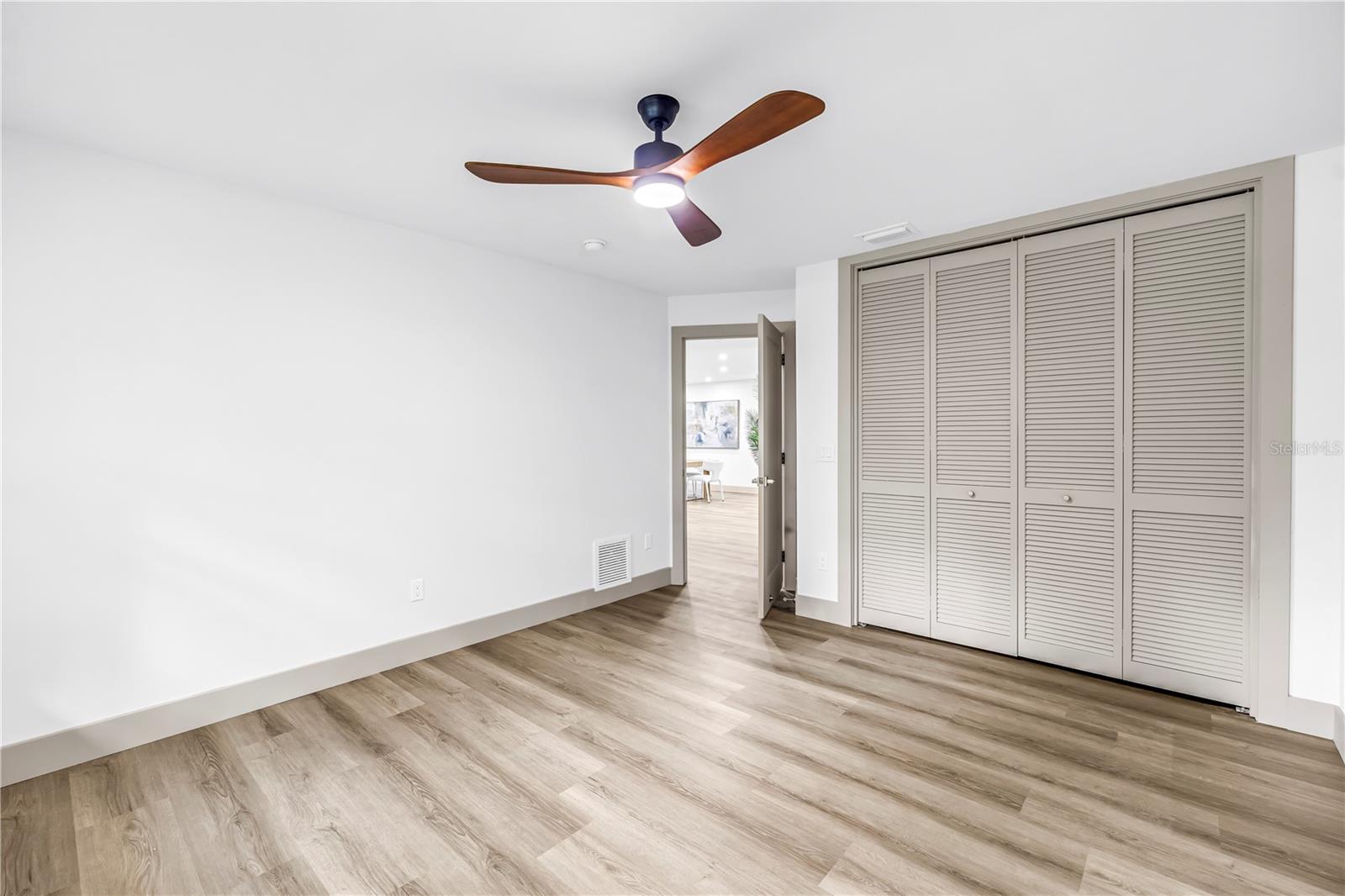 1116 N RIVERHILLS DR — photo 45