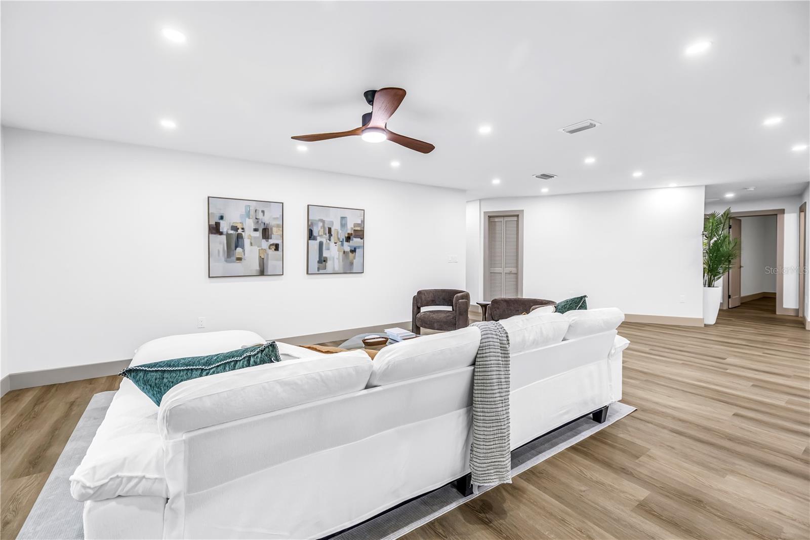 1116 N RIVERHILLS DR — photo 25