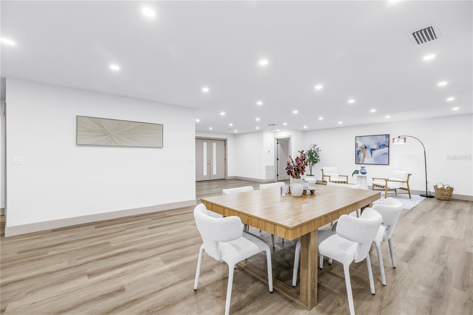 1116 N RIVERHILLS DR — photo 18