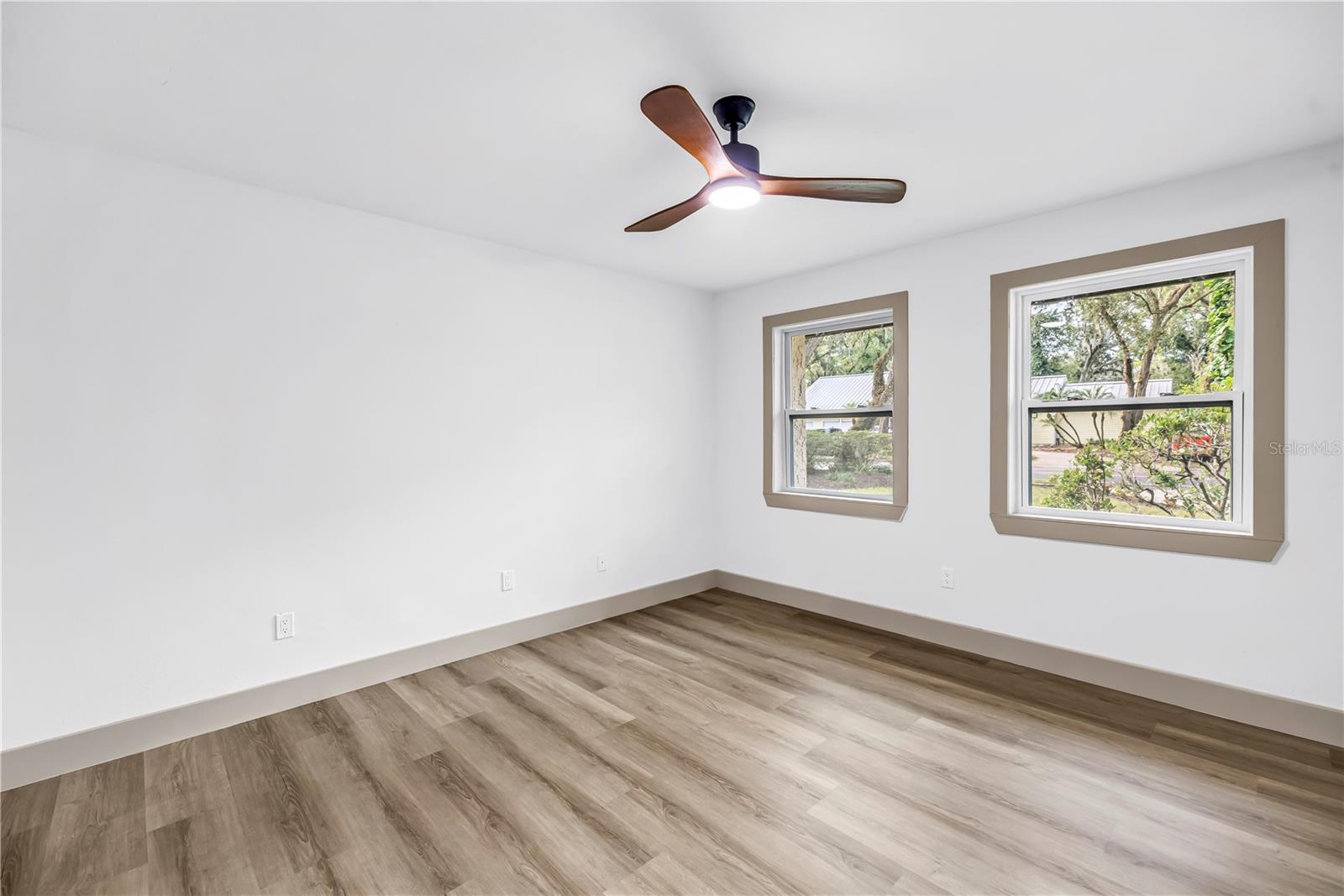 1116 N RIVERHILLS DR — photo 46