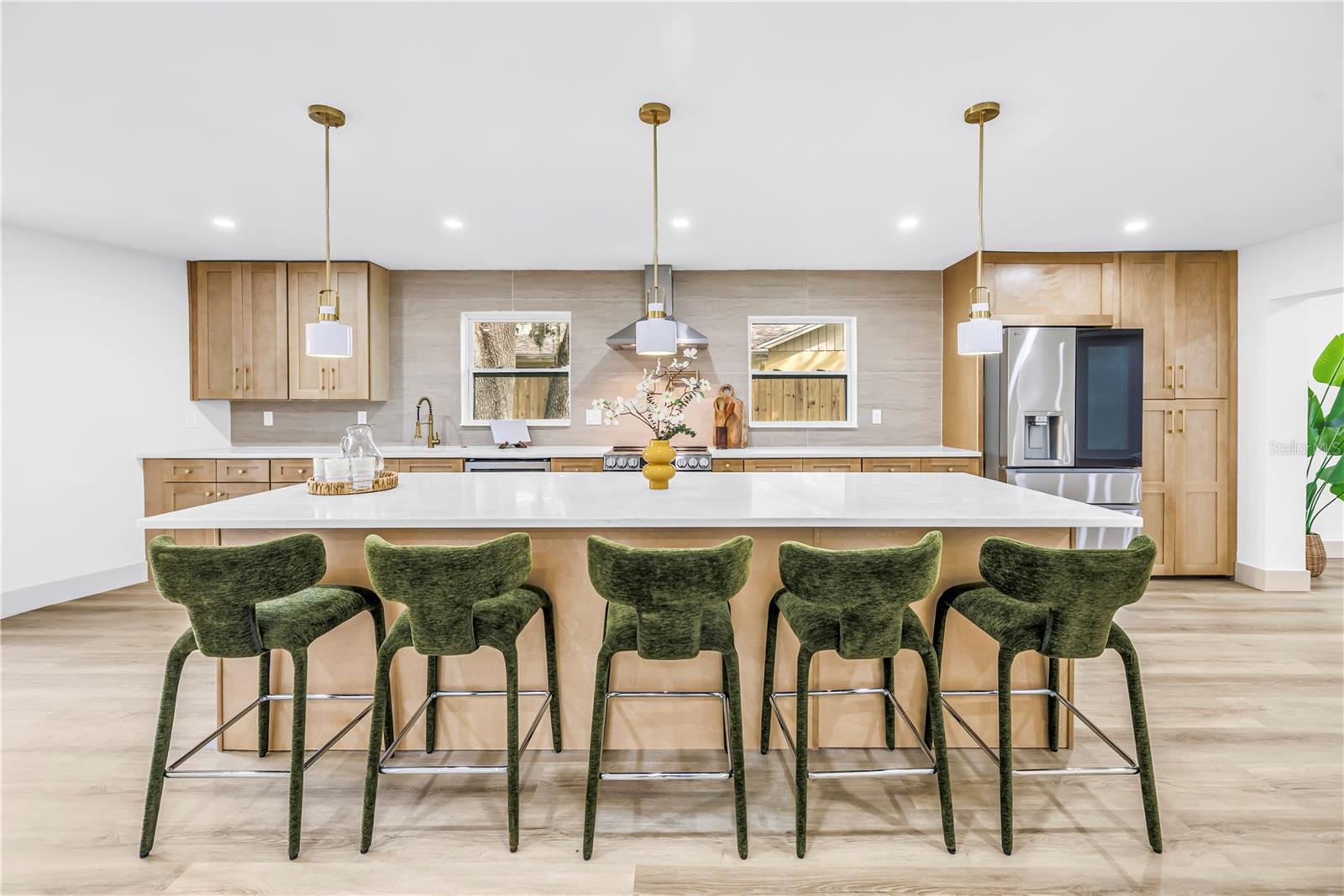 1116 N RIVERHILLS DR — photo 3