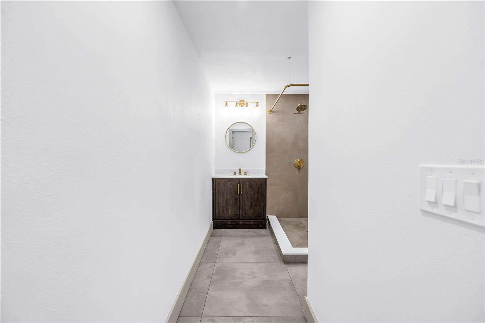 1116 N RIVERHILLS DR — photo 36