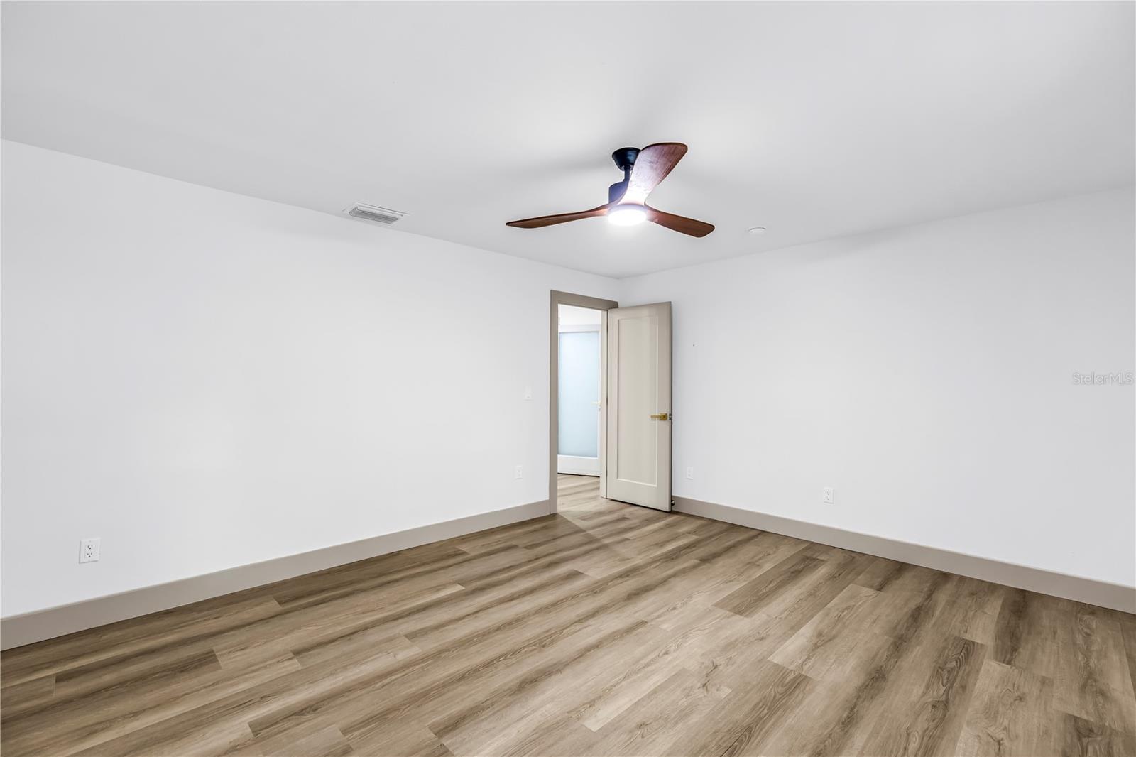 1116 N RIVERHILLS DR — photo 47