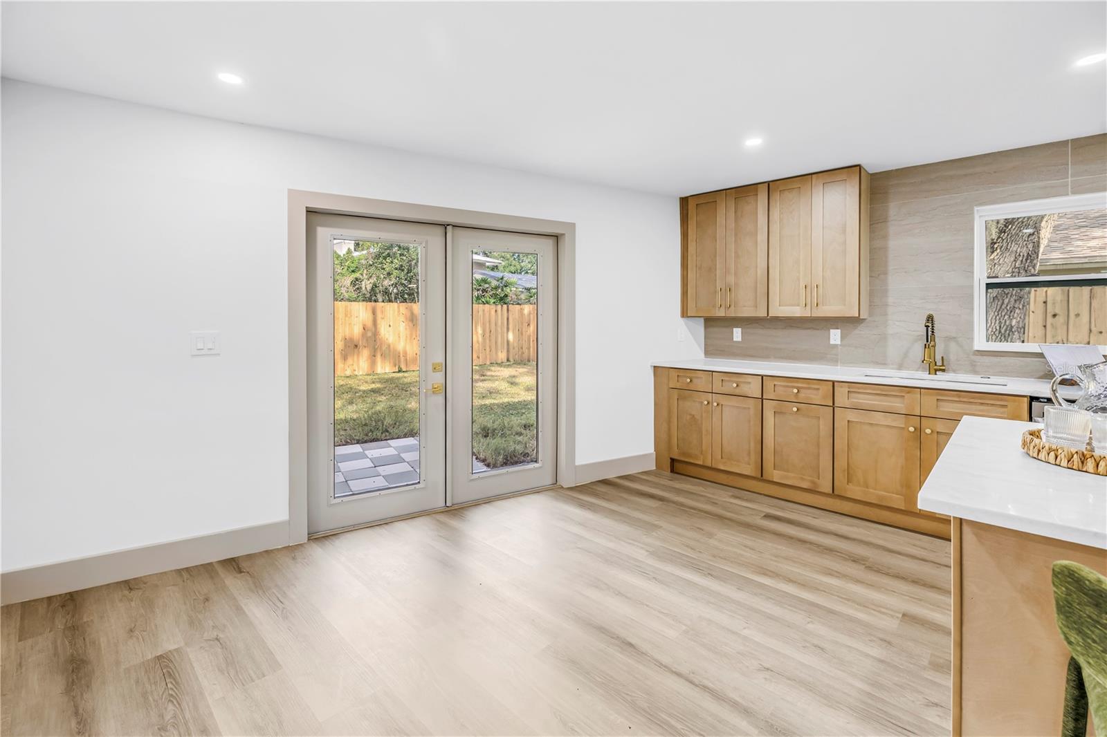 1116 N RIVERHILLS DR — photo 8