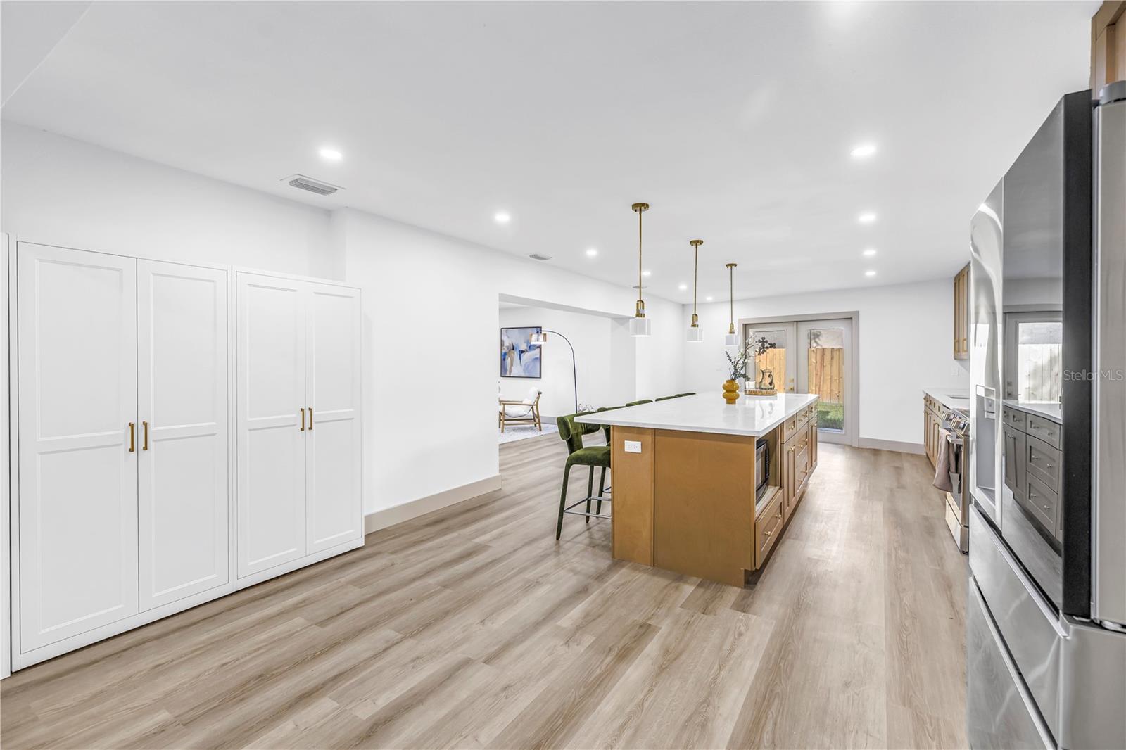 1116 N RIVERHILLS DR — photo 12