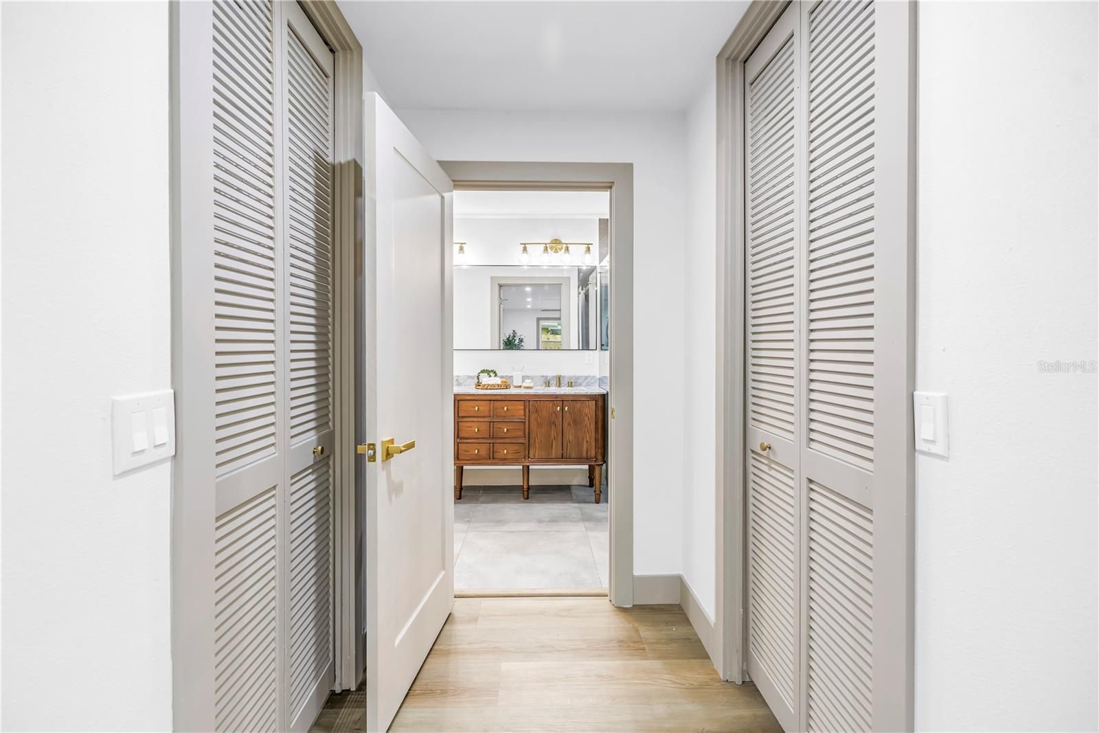 1116 N RIVERHILLS DR — photo 30