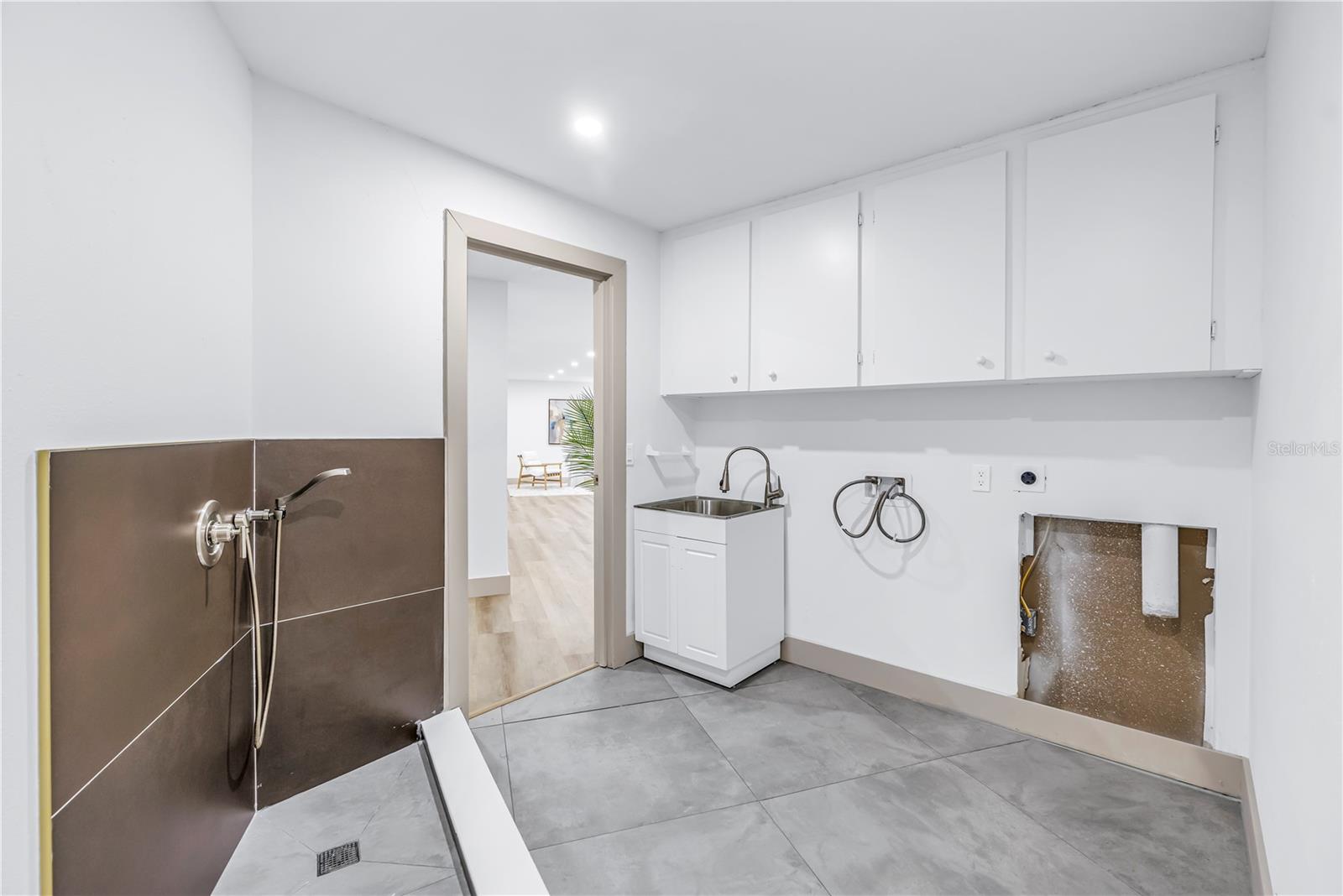 1116 N RIVERHILLS DR — photo 49