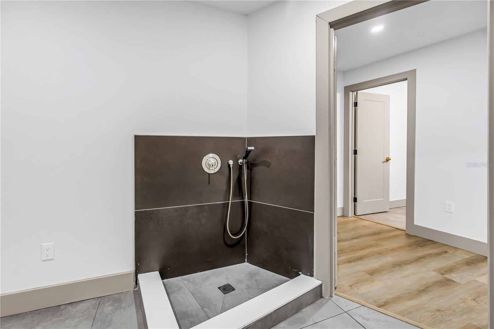 1116 N RIVERHILLS DR — photo 50