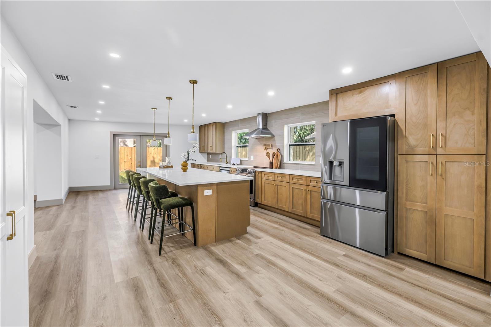 1116 N RIVERHILLS DR — photo 7