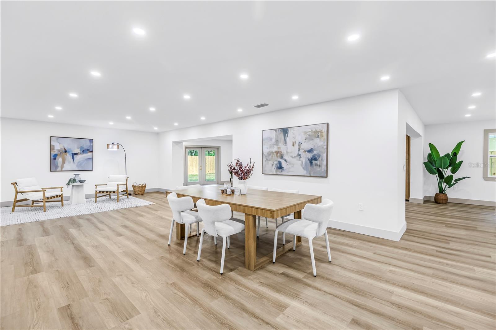 1116 N RIVERHILLS DR — photo 19
