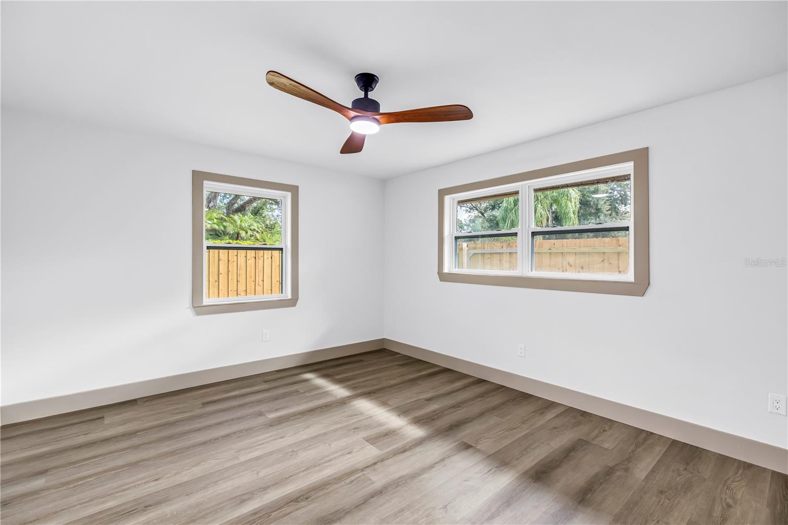 1116 N RIVERHILLS DR — photo 42