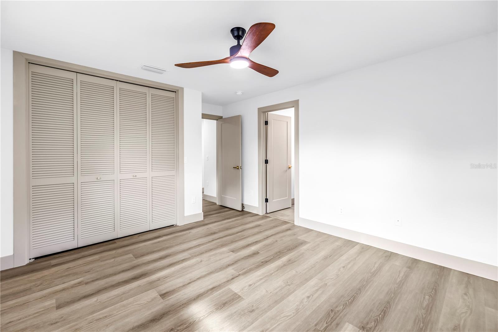 1116 N RIVERHILLS DR — photo 38