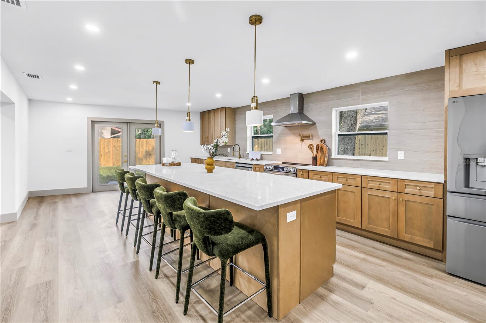 1116 N RIVERHILLS DR — photo 4