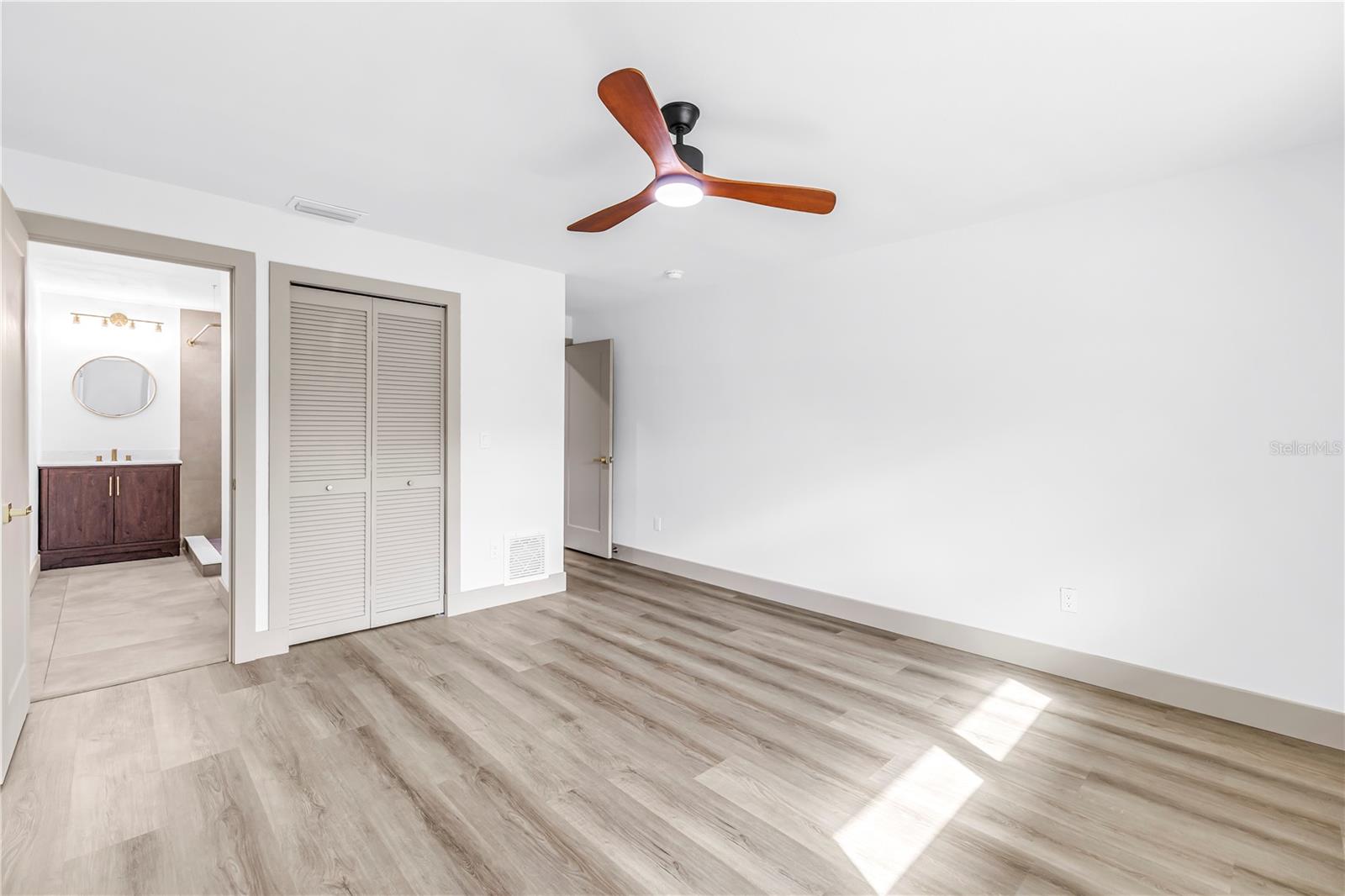 1116 N RIVERHILLS DR — photo 37