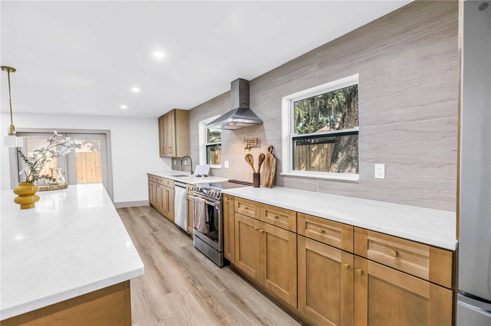 1116 N RIVERHILLS DR — photo 11