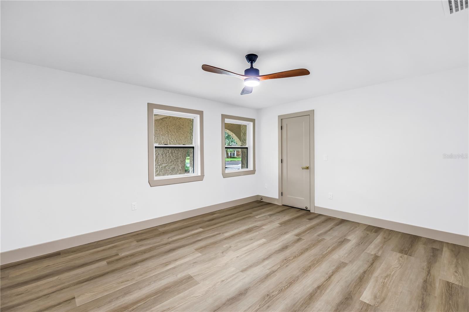 1116 N RIVERHILLS DR — photo 48