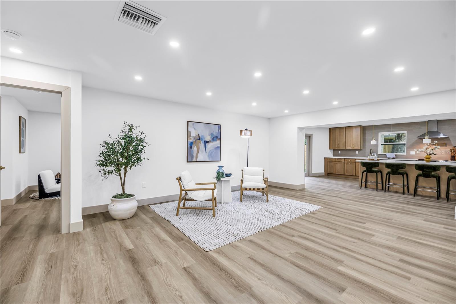 1116 N RIVERHILLS DR — photo 22