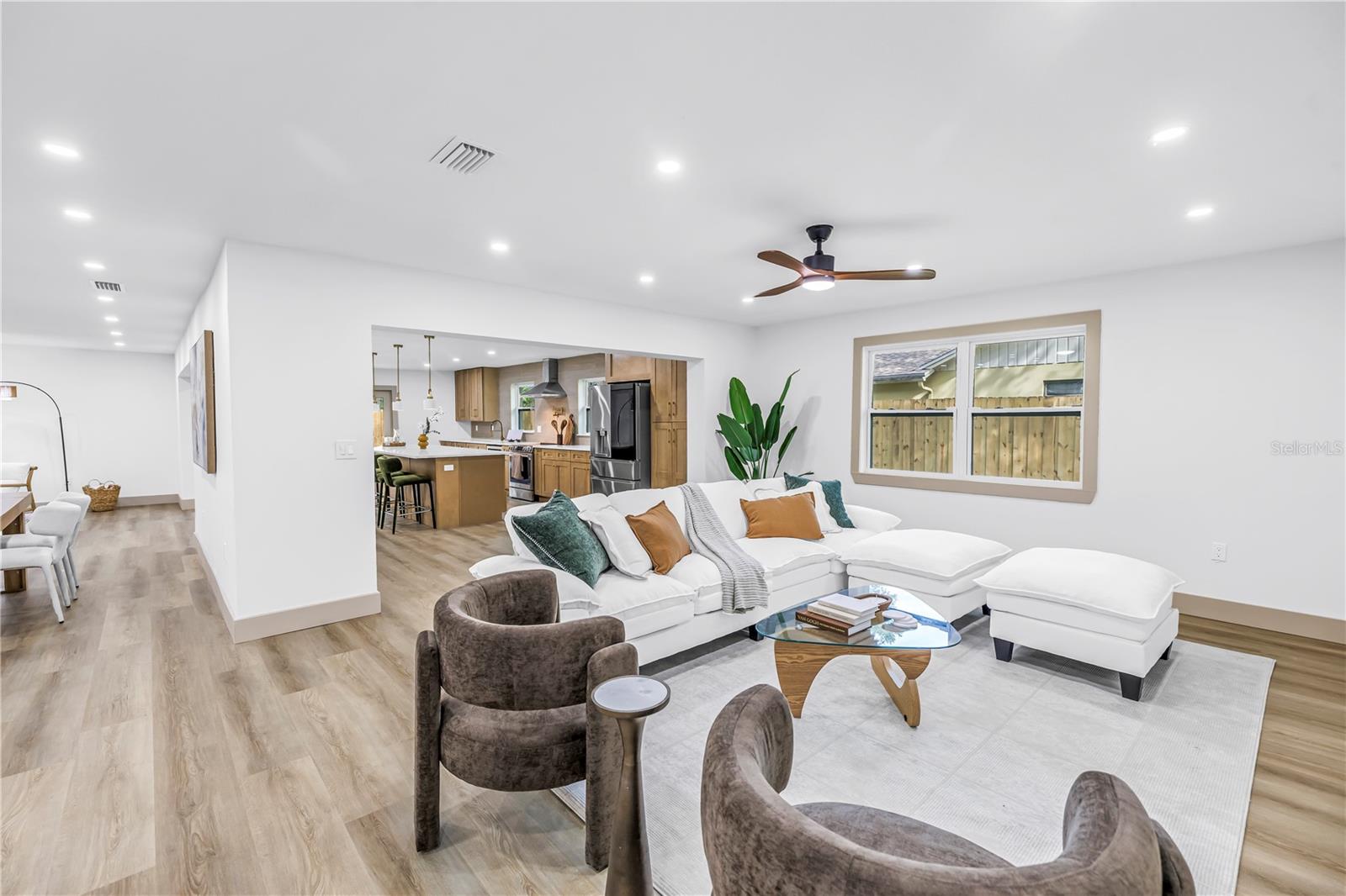 1116 N RIVERHILLS DR — photo 16