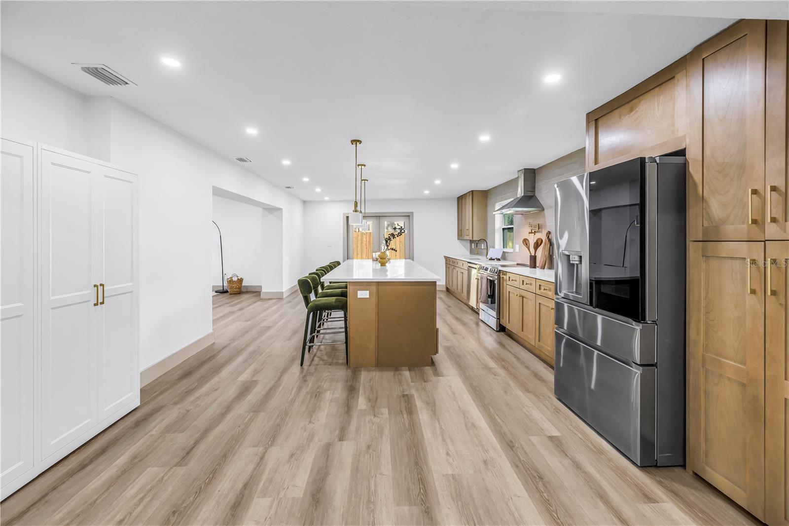 1116 N RIVERHILLS DR — photo 13