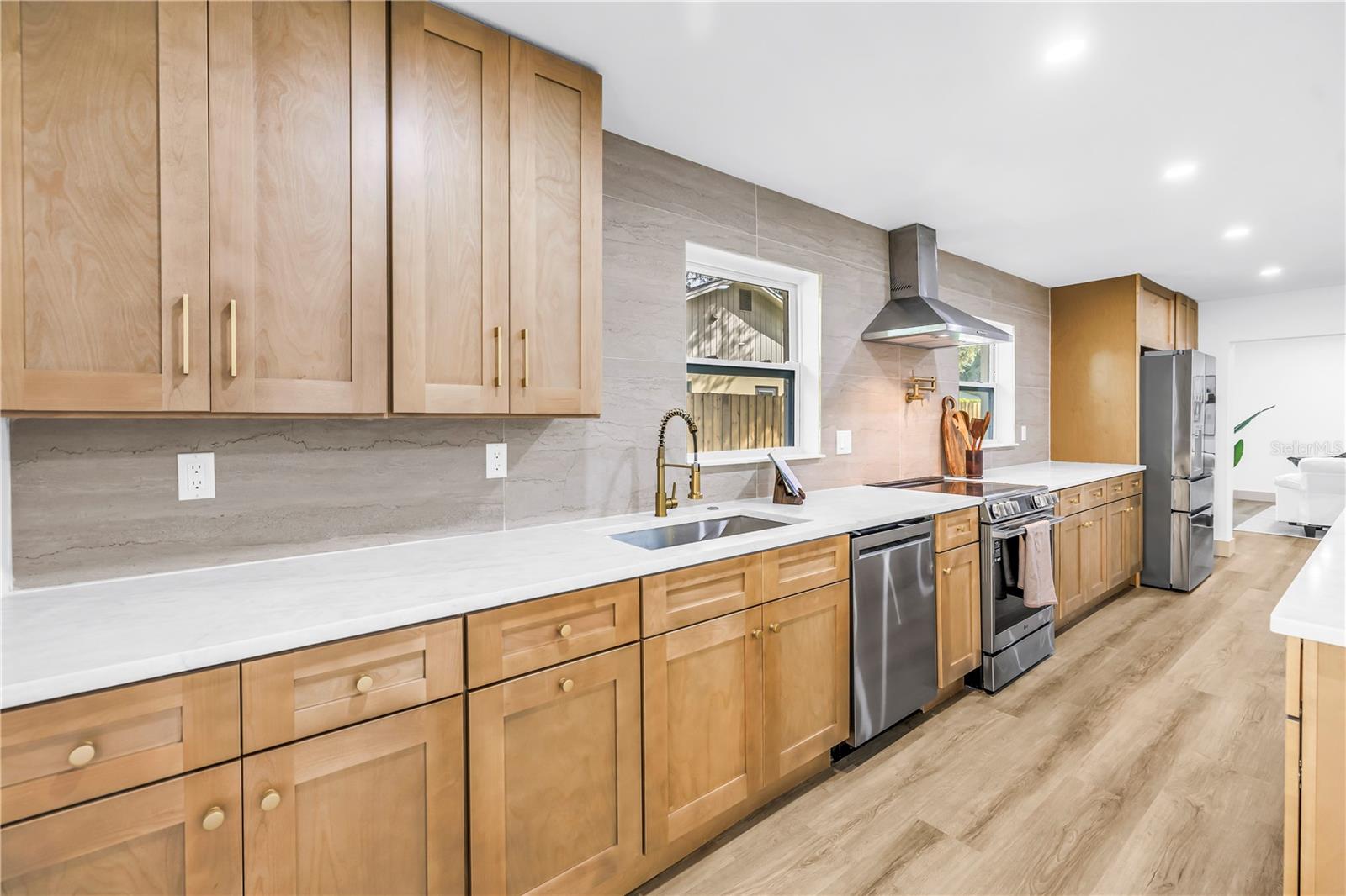 1116 N RIVERHILLS DR — photo 10