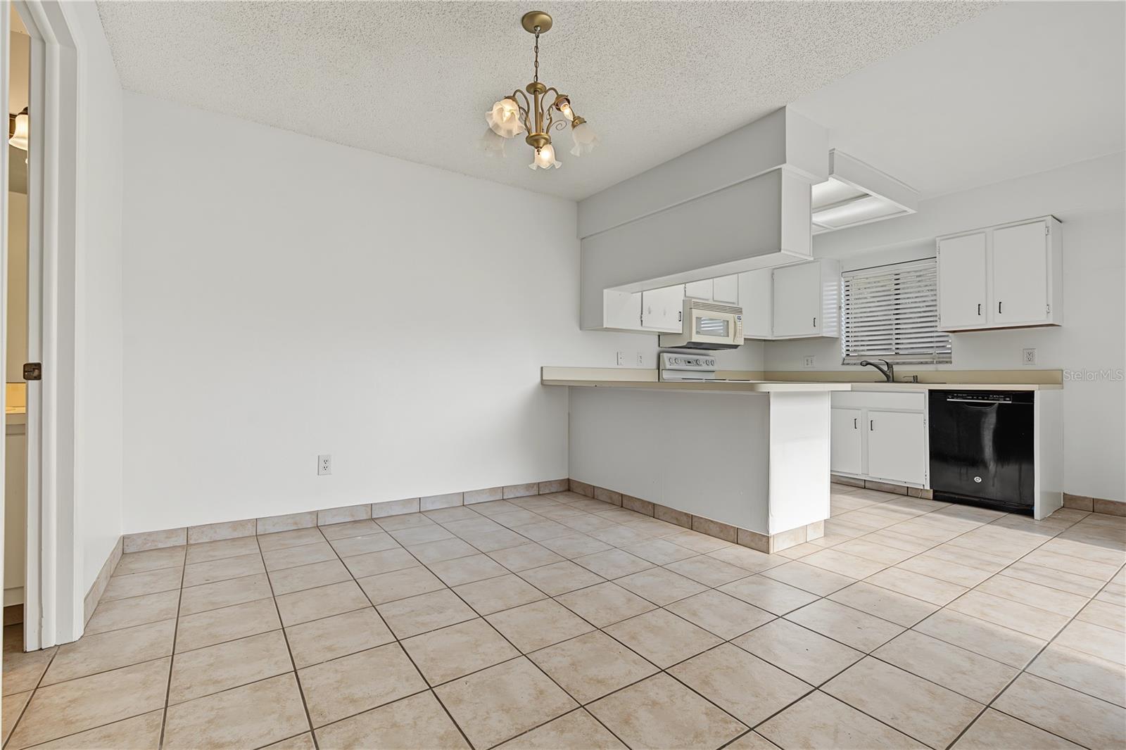 8119 OAK TRACE WAY #C — photo 7