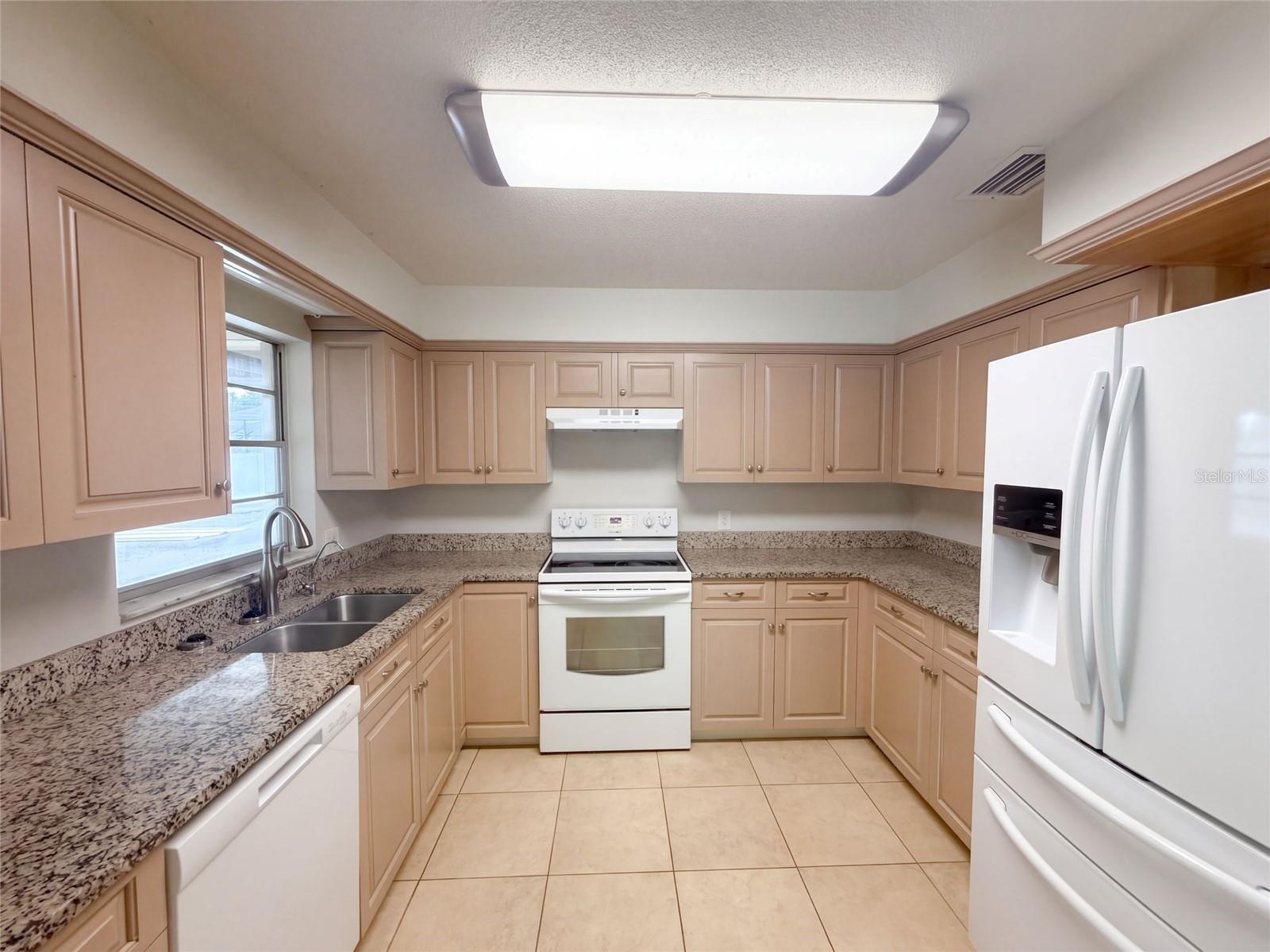 2716 CHARLESTON DR — photo 2