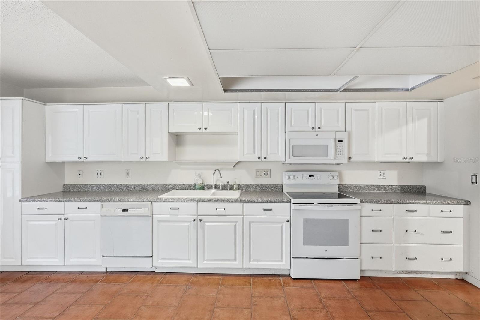 1411 52 ST E — photo 9