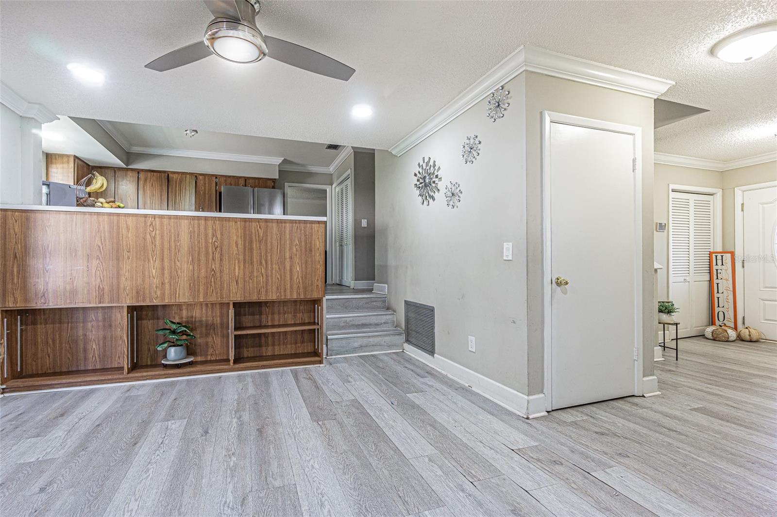 6811 MITCHELL CIR — photo 10