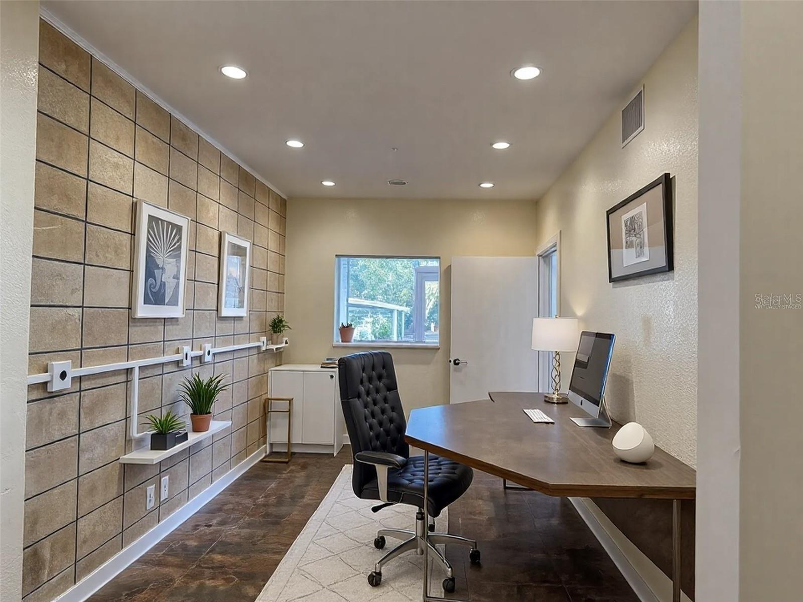 906 LAURA ST — photo 11