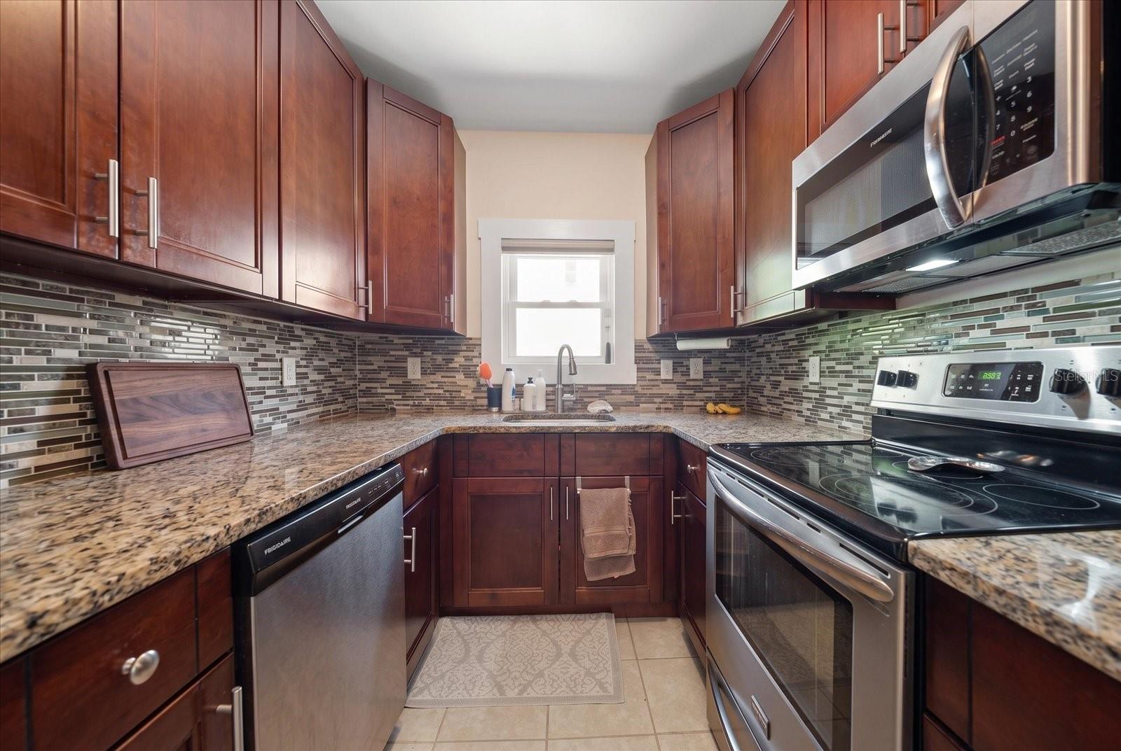 940 LOCUST ST NE — photo 8