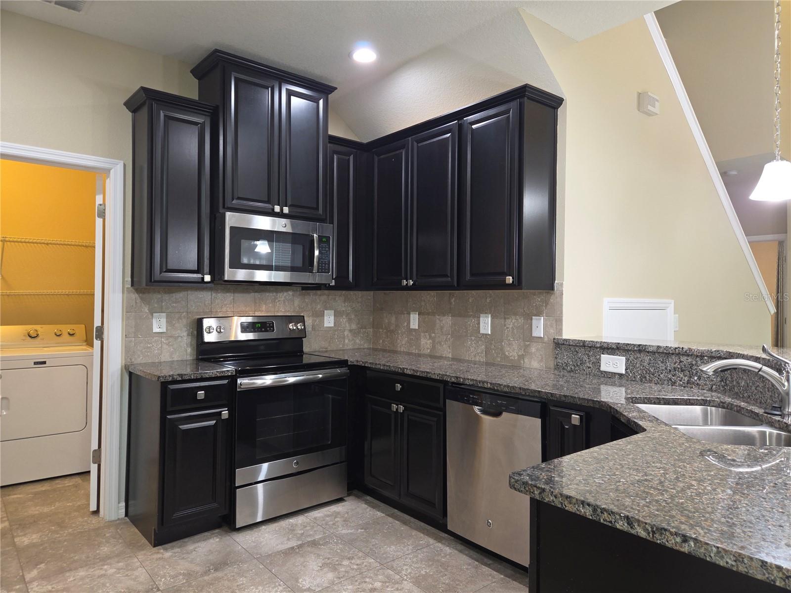 2229 BROADWAY VIEW AVE — photo 9