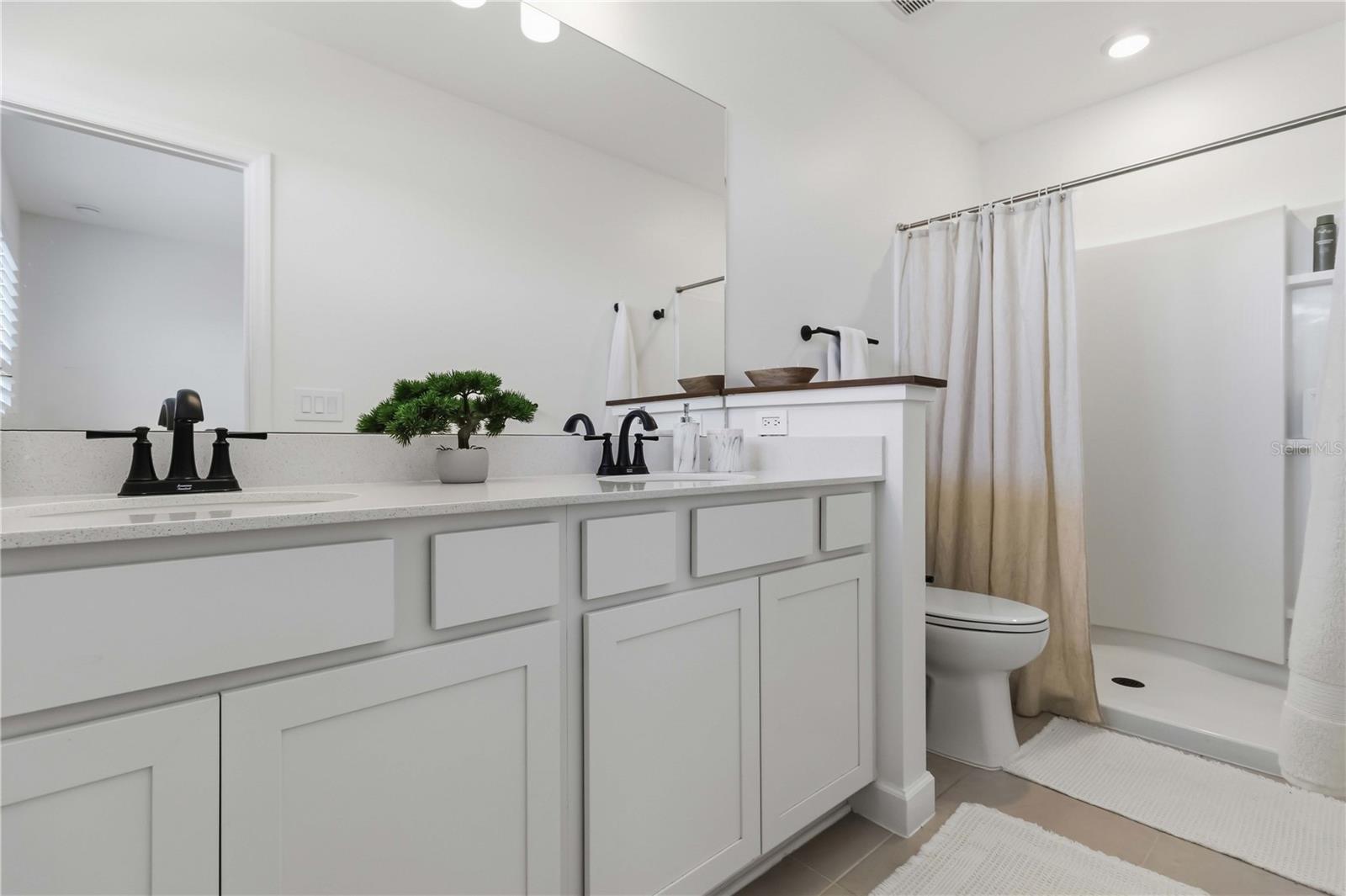 6404 SILVERSTAR DR — photo 17