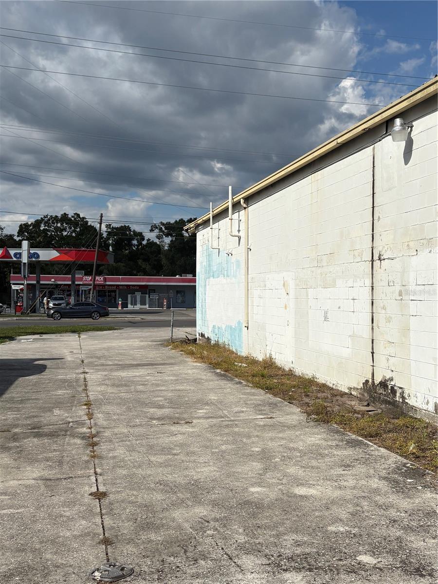 1808 W WATERS AVE — photo 2