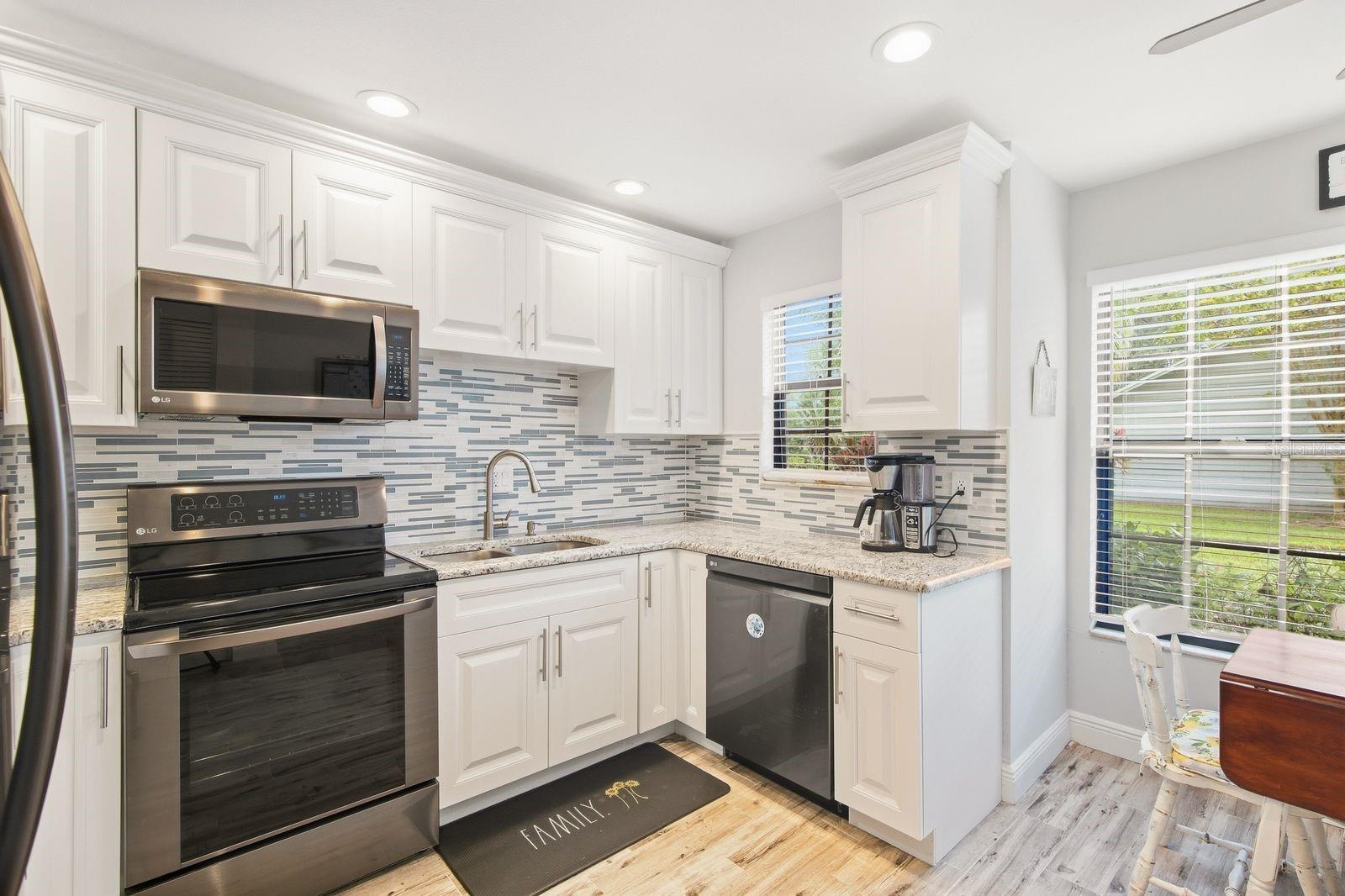 2712 BENTLEY DR — photo 8