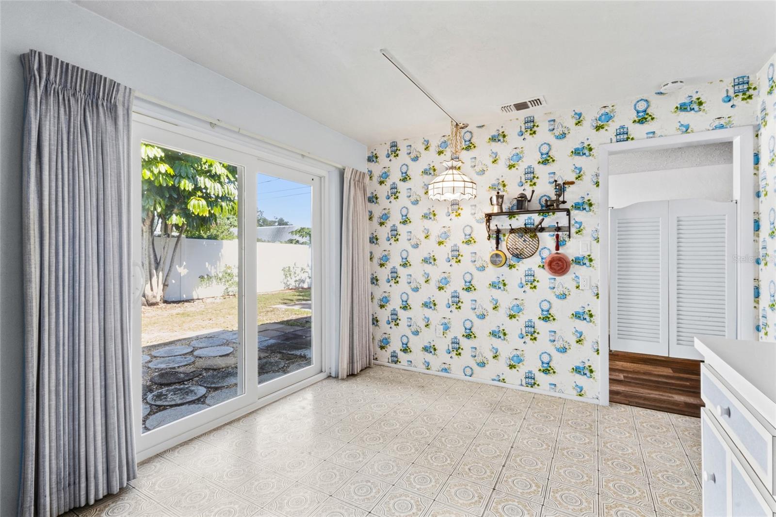 3921 PIN OAKS ST — photo 11