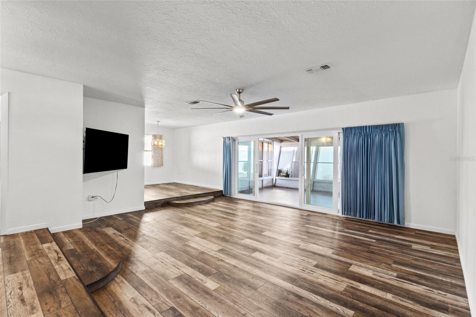3921 PIN OAKS ST — photo 3