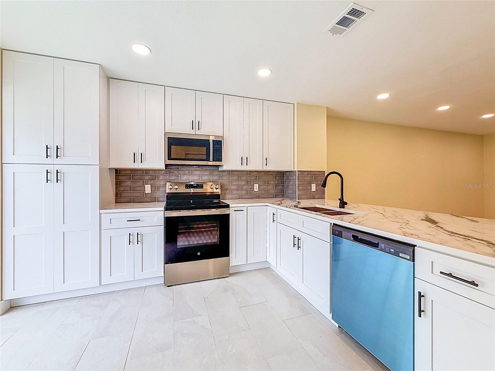 16110 RAMBLING VINE DR W — photo 17