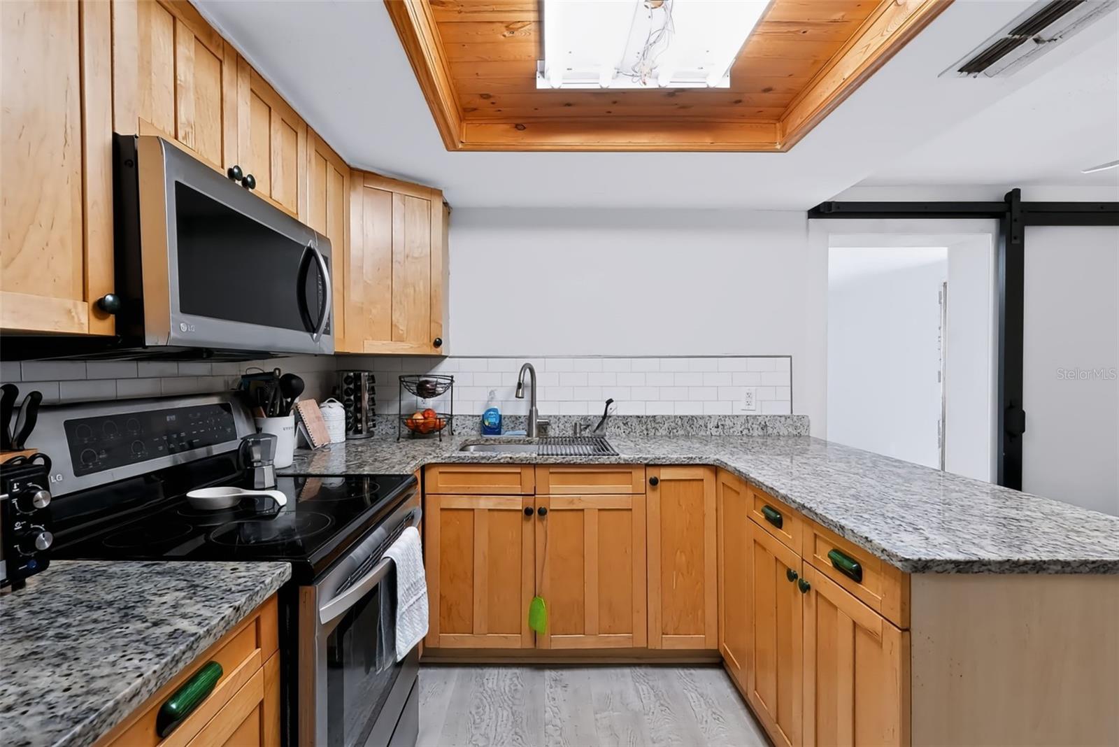 9300 UNICORN AVE — photo 10