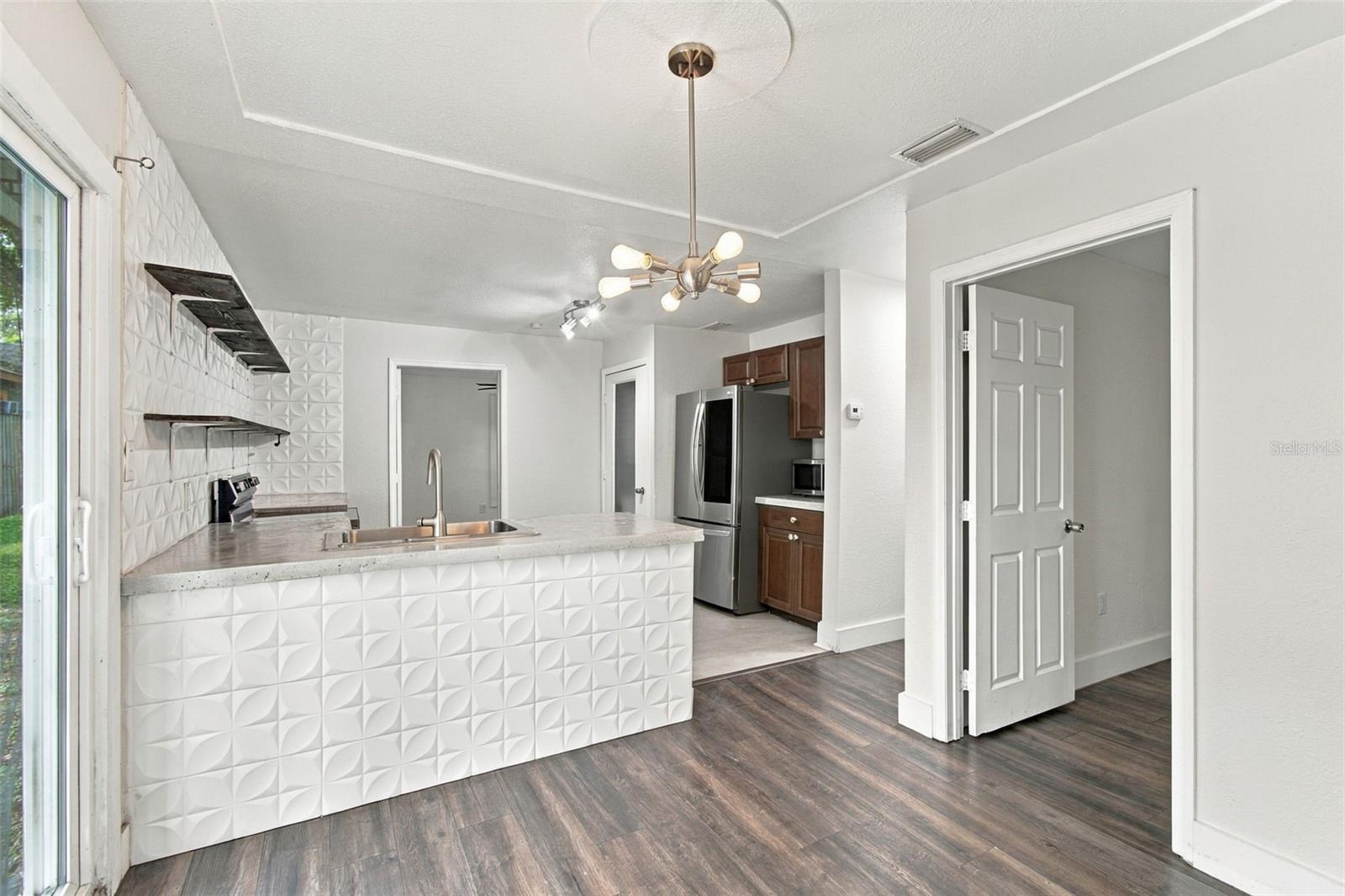 1611 E GENESEE ST — photo 13