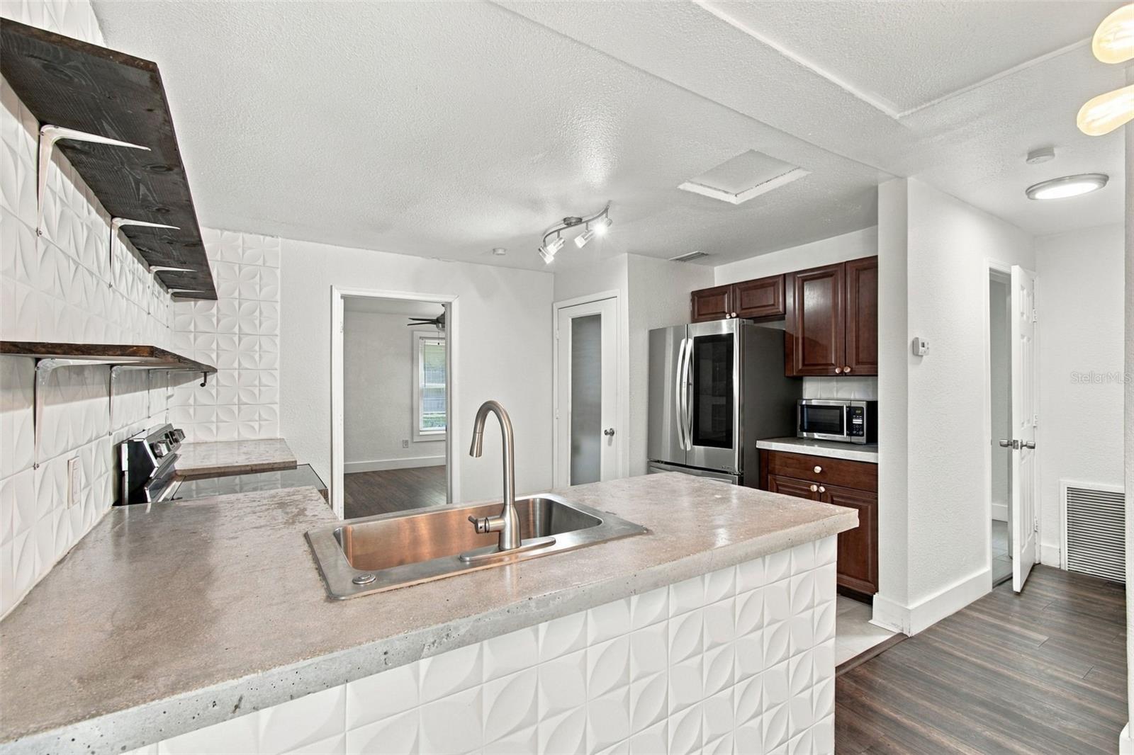 1611 E GENESEE ST — photo 15