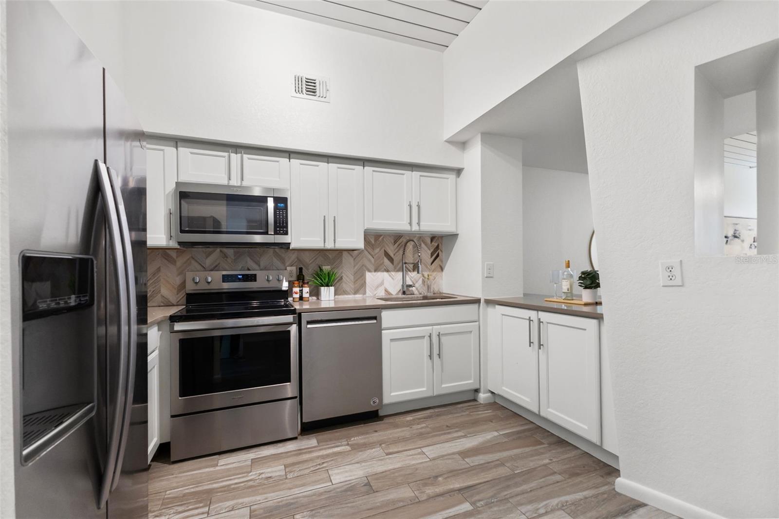 2411 W HORATIO ST #519 — photo 11